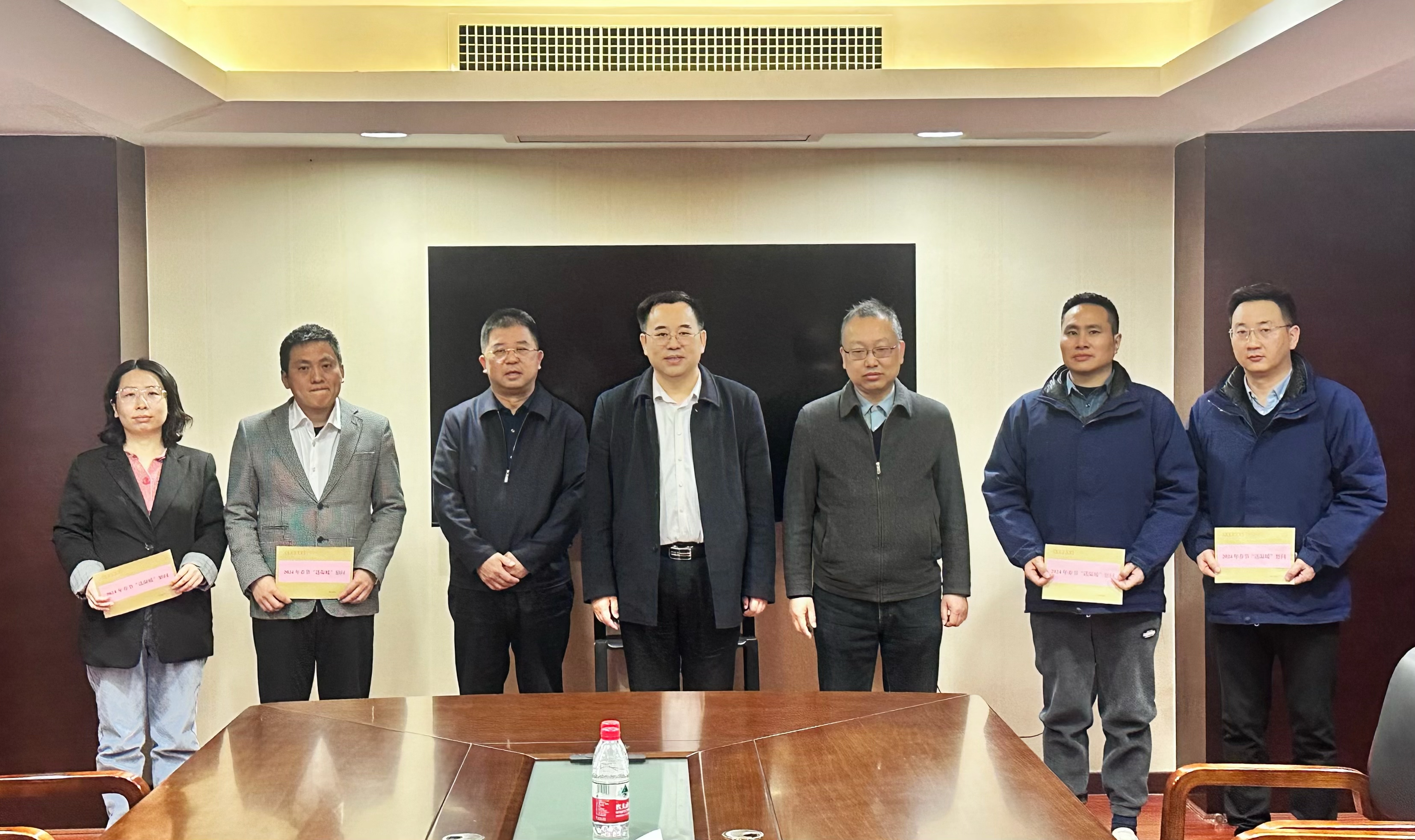 寒冬送温暖，关爱暖人心——乐鱼平台_乐鱼(中国)一站式服务平台开展2024年春节“送温暖”走访慰问活动